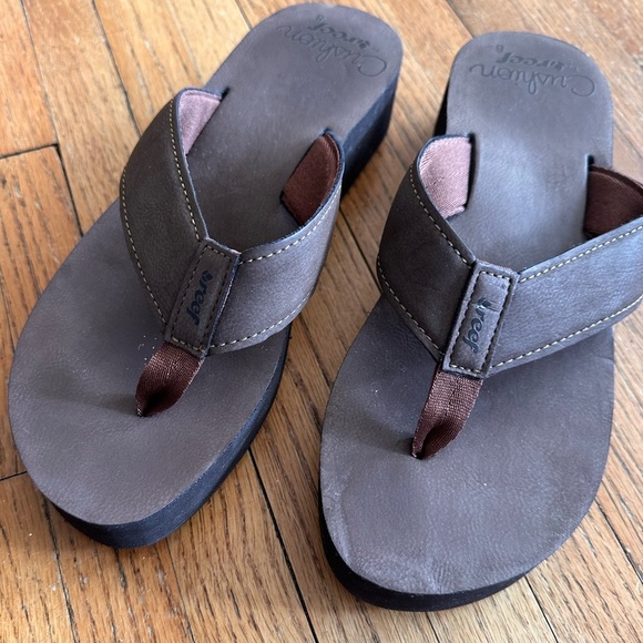 Like new Reef flip flops - Picture 2 of 5